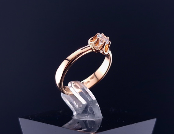 Gold ring with zircon