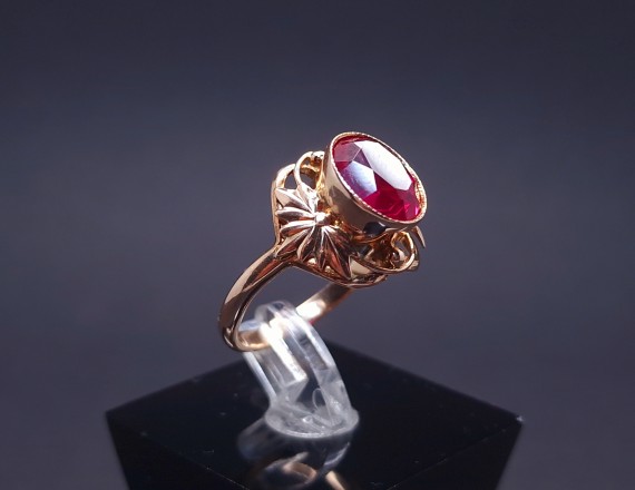 Vintage gold ring with colored stone