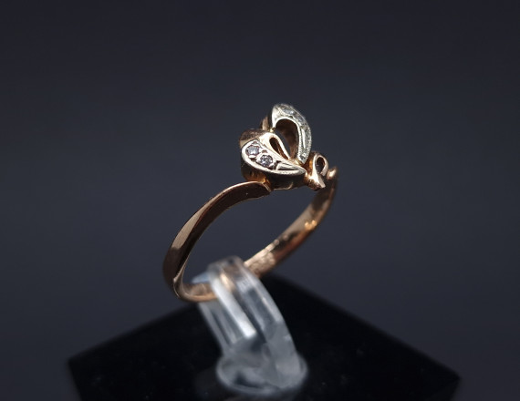 Gold ring with diamonds