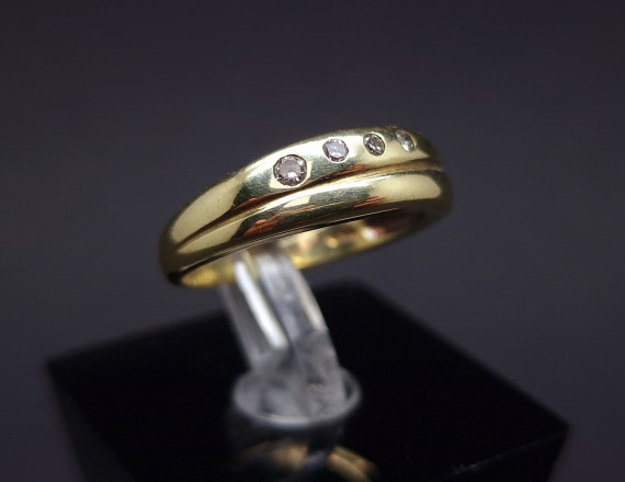 Gold ring with diamonds