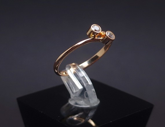 Gold ring with zircons