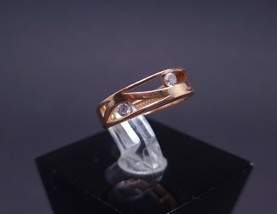 Gold ring with zircons