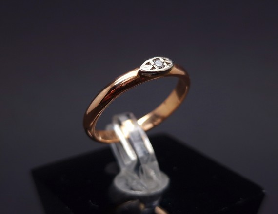 Gold ring with diamond