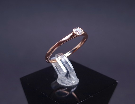 Gold ring with diamond