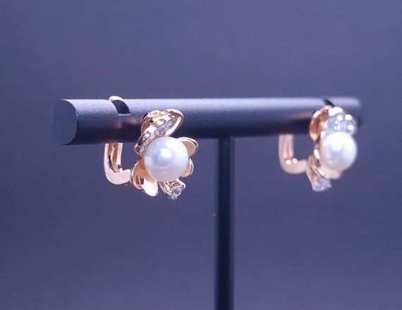 Gold earrings with pearls and zircons