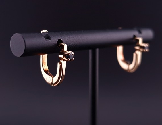 Gold earrings with colored stones
