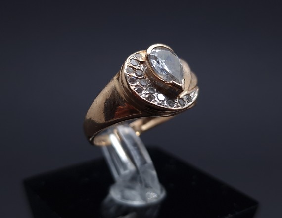 Gold ring with zircons