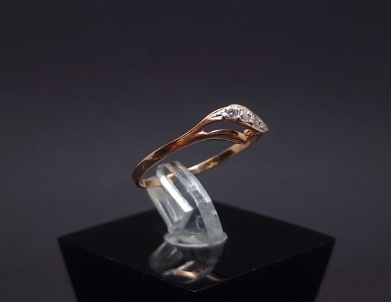 Gold ring with zircons