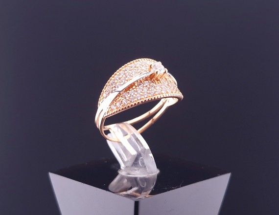 Gold ring with zircons