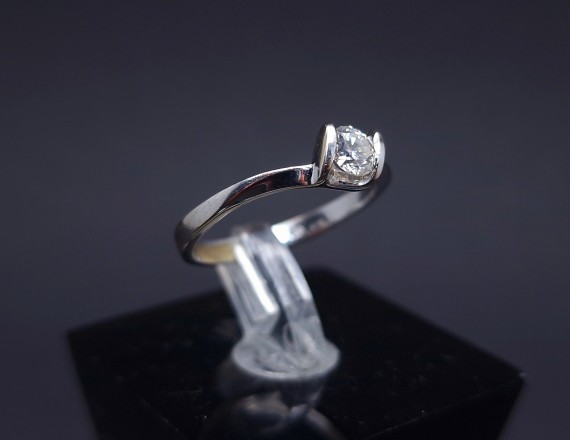 Белое золотое кольцо с бриллиантом ≈0,24ct