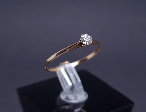 Gold ring with zircon