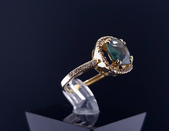 Gold ring with colored stones