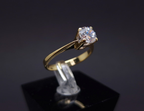 Gold ring with zircon