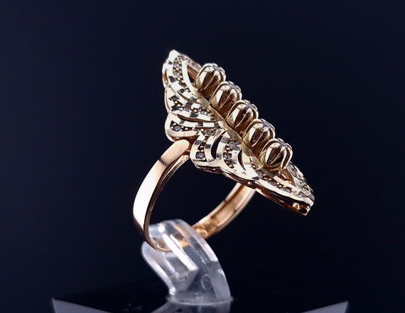Gold ring with zircons