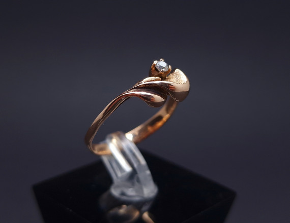 Gold ring with zircon