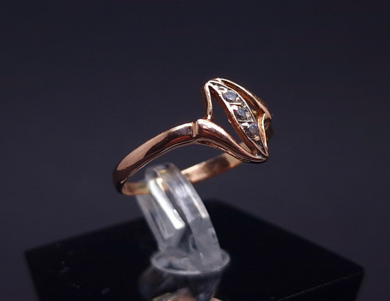 Gold ring with zircons