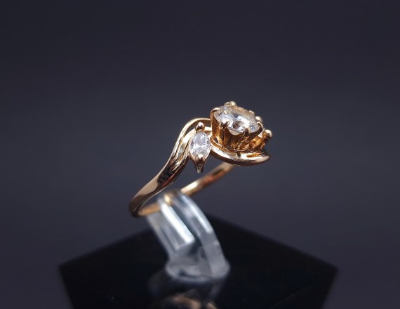 Gold ring with zircons