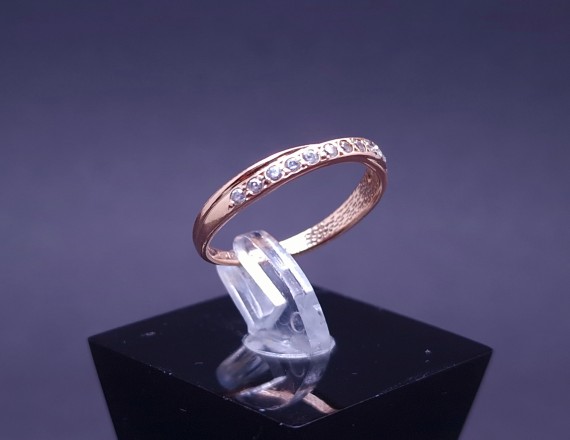 Gold ring with zircons