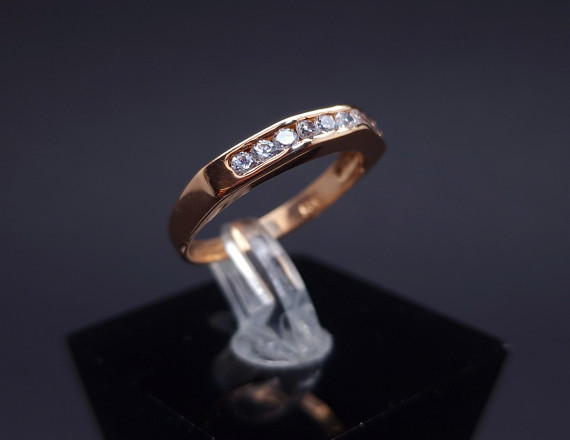 Gold ring with zircons