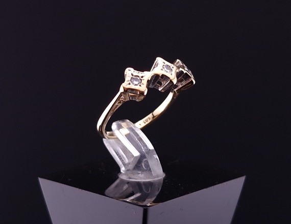 Gold ring with diamonds