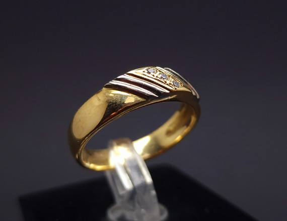 Gold ring with diamonds