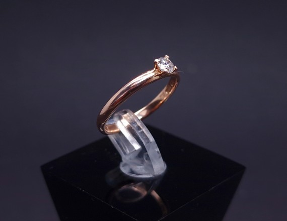 Gold ring with diamond