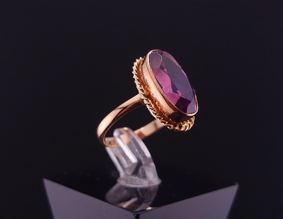 Gold ring with colored stone