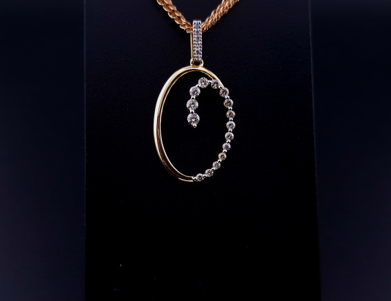 Gold pendant with diamond