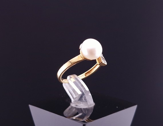 Gold ring with pearls and zircons