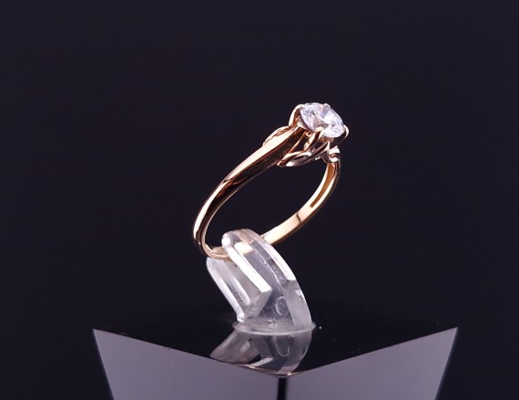 Gold ring with zircon