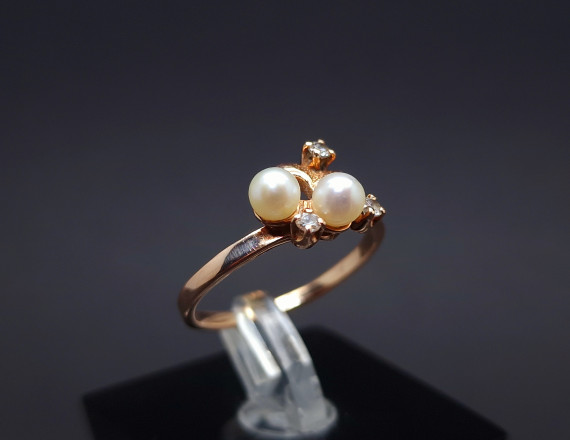 Gold ring with pearls and zircons