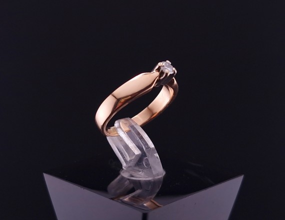 Gold ring with diamond