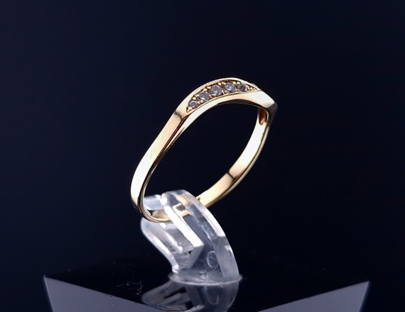 Gold ring with zircons