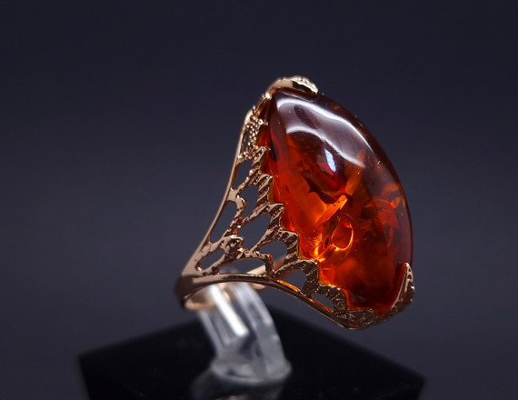 Vintage gold ring with amber