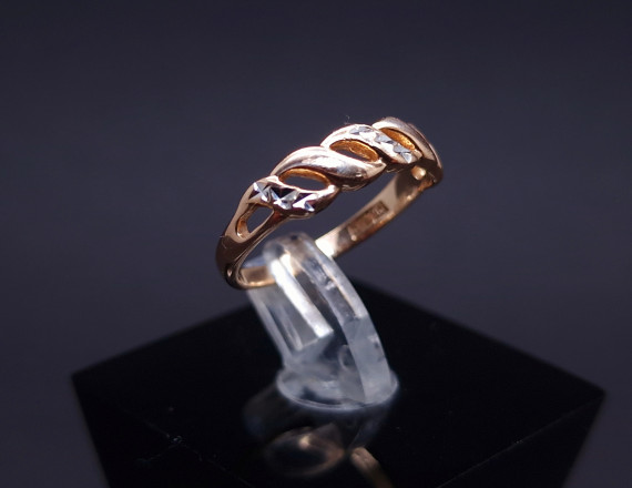 Gold ring 