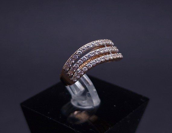 Gold ring with zircons