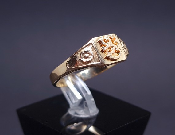 Gold ring 