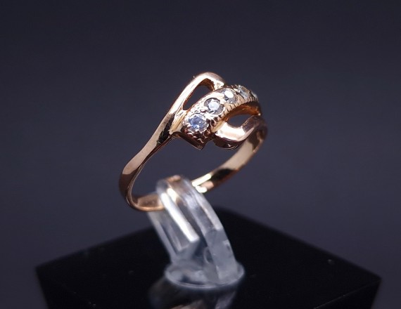 Gold ring with zircons