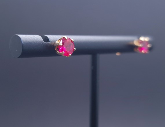 Gold earrings with colored stones