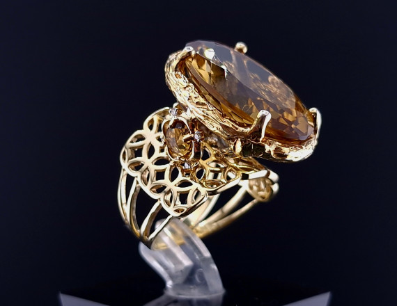 Gold ring with colored stones