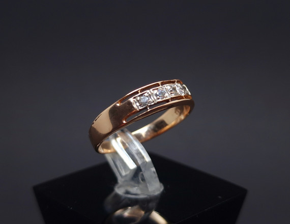 Gold ring with zircons