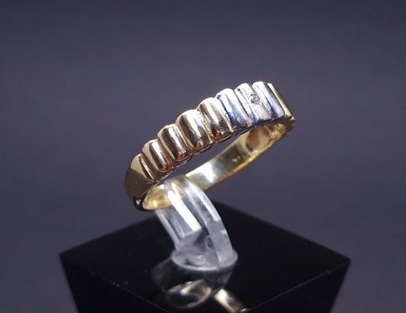 Gold ring with zircon