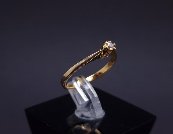 Gold ring with diamond