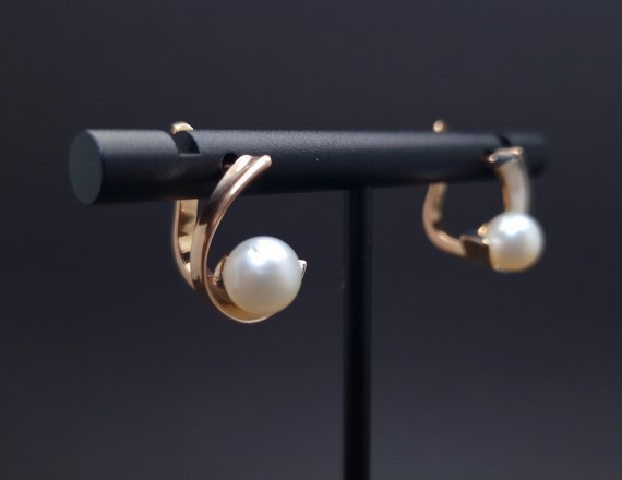 Gold earrings with pearls