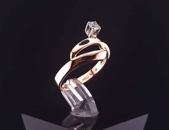 Gold ring with zircon