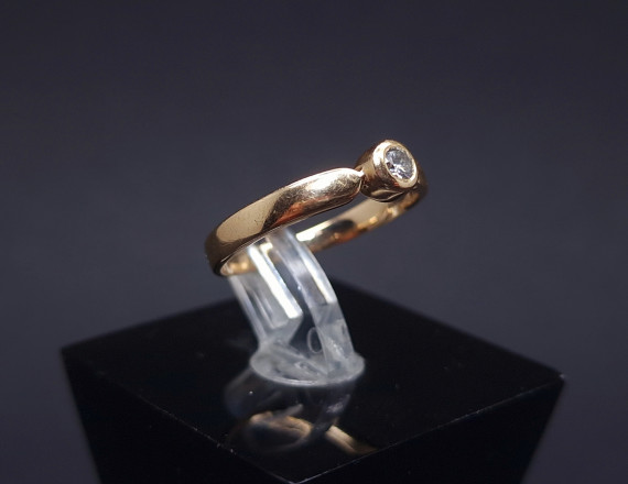 Gold ring with diamond