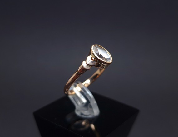 Gold ring with zircon