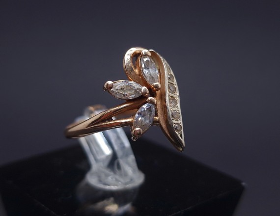 Gold ring with zircons