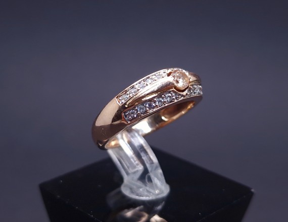 Gold ring with zircons