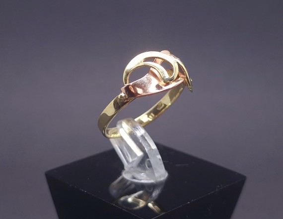 Gold ring 